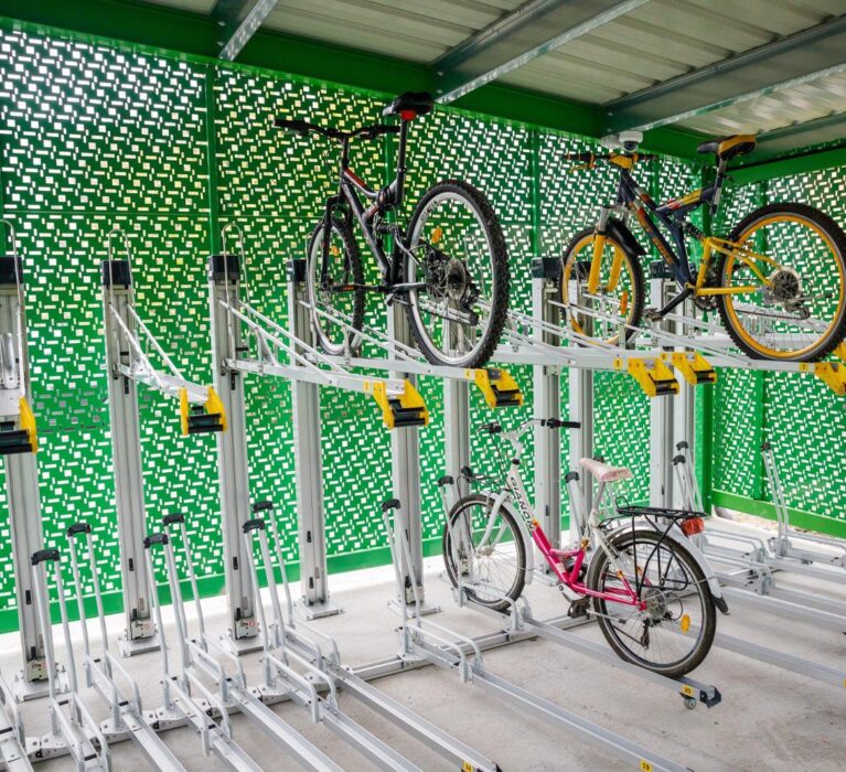 Premieră la Cluj-Napoca: noi containere securizate cu 100 locuri pentru biciclete