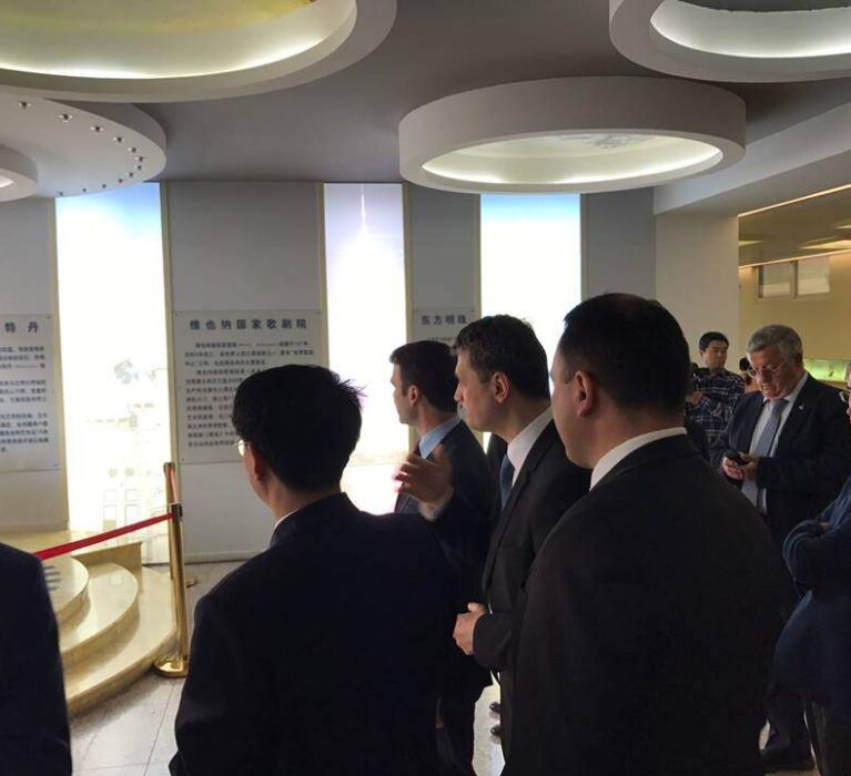 Delegaţia AMR, în districtul Mi Yun