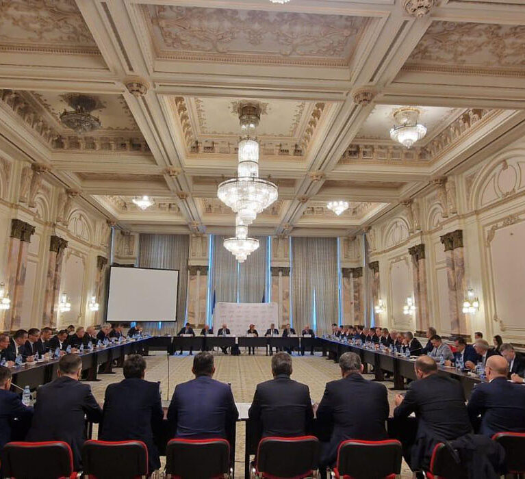 Ieri , 10 februarie 2025 la  Palatul Parlamentului , sala Nicolae Balcescu , a avut loc o reuniune de lucru Parlament-Guvern-Asociația Municipiilor din România (AMR), având ca obiectiv identificarea soluțiilor pentru consolidarea finanțării administrațiilor locale, modernizarea unităților administrativ-teritoriale și optimizarea colaborării dintre administrația publică centrală și structurile asociative ale autorităților locale.